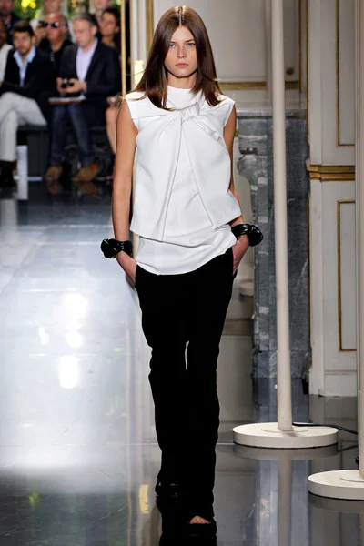 Look 16
